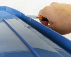 Černo-oranžový plastový odjehlovací nůž SLICE - délka 16,5 cm, šířka 2,3 cm, výška 0,8 cm