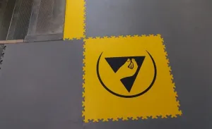 Grafitová plastová (PVC) zátěžová dlažba Fortelock Industry ESD (kůže) - délka 51 cm, šířka 51 cm, výška 0,7 cm