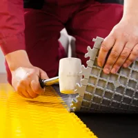 Šedý plastový (PVC) rohový nájezd Fortelock Industry ESD (kůže) - délka 14,5 cm, šířka 14,5 cm, výška 0,7 cm