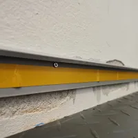 Červená plastová (PVC) soklová lišta Fortelock Industry (penízky) - délka 51 cm, šířka 10 cm, tloušťka 0,7 cm
