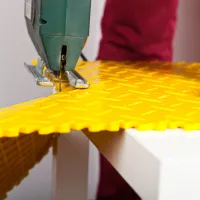 Modrá plastová (PVC) zátěžová dlažba Fortelock Industry ESD (kůže) - délka 51 cm, šířka 51 cm, výška 0,7 cm