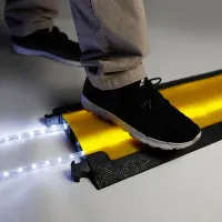 Černo-žlutý plastový kabelový most s transparentním víkem (2x30x35, 1x35x35) DEFENDER MINI LUX - délka 105 cm, šířka 29 cm, výška 5 cm