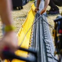 Černo-žlutý plastový kabelový most s transparentním víkem (2x30x35, 1x35x35) DEFENDER MINI LUX - délka 105 cm, šířka 29 cm, výška 5 cm