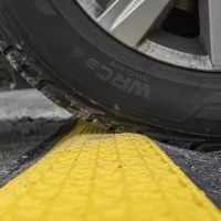 Černo-žlutý plastový kabelový most s víkem (2x30x35) DEFENDER MICRO 2 - délka 100,5 cm, šířka 27,3 cm, výška 4,5 cm