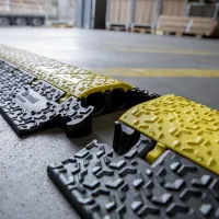 Černo-žlutý plastový kabelový most s víkem (2x30x35) DEFENDER MICRO 2 - délka 100,5 cm, šířka 27,3 cm, výška 4,5 cm