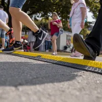 Černo-žlutý plastový kabelový most s víkem (2x30x35) DEFENDER MICRO 2 - délka 100,5 cm, šířka 27,3 cm, výška 4,5 cm