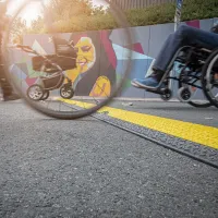 Černo-žlutý plastový kabelový most s víkem (2x30x35) DEFENDER MICRO 2 - délka 100,5 cm, šířka 27,3 cm, výška 4,5 cm