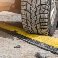 Černo-žlutý plastový kabelový most s víkem (2x30x35) DEFENDER MICRO 2 - délka 100,5 cm, šířka 27,3 cm, výška 4,5 cm