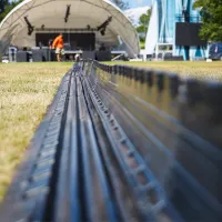 Černý plastový kabelový most s víkem (2x30x35, 1x35x35) DEFENDER MINI - délka 105 cm, šířka 29 cm, výška 5 cm