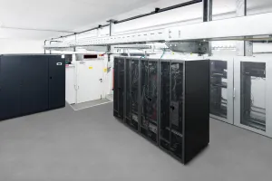 Černý plastový (PVC) rohový nájezd Fortelock Industry ESD (kůže) - délka 14,5 cm, šířka 14,5 cm, výška 0,7 cm