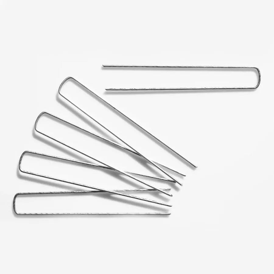 Kovový kotvicí hřeb (tvar U) pro umělé trávníky - délka 20 cm, šířka 3 cm