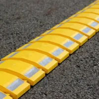 Žlutý přenosný zpomalovací práh (25 km/h) Portable - délka 300 cm, šířka 25 cm, výška 4,5 cm