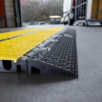 Černý plastový nájezd DEFENDER MIDI 5 2D RS - délka 100 cm, šířka 17,2 cm, výška 5,3 cm