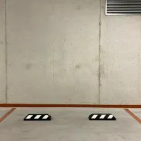 Černo-bílý gumový reflexní parkovací doraz - délka 55 cm, šířka 15 cm, výška 10 cm