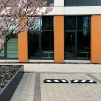 Černo-bílý gumový reflexní parkovací doraz - délka 55 cm, šířka 15 cm, výška 10 cm