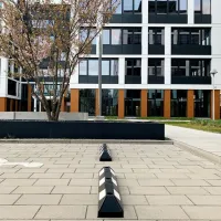 Černo-bílý gumový reflexní parkovací doraz - délka 55 cm, šířka 15 cm, výška 10 cm