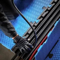 Černo-modrý plastový modulární kabelový most s víkem (5x34,5x38,6) DEFENDER MIDI 5 2D - délka 100 cm, šířka 32,5 cm, výška 5,4 cm