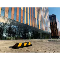 Černo-žlutý gumový reflexní parkovací doraz - délka 55 cm, šířka 15 cm, výška 10 cm