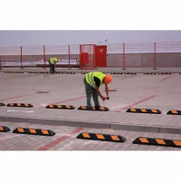 Černo-žlutý gumový reflexní parkovací doraz - délka 90 cm, šířka 15 cm, výška 10 cm