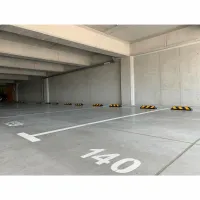 Černo-žlutý gumový reflexní parkovací doraz - délka 90 cm, šířka 15 cm, výška 10 cm