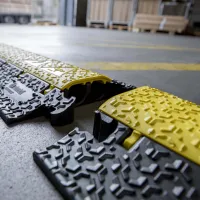 Černo-žlutý plastový kabelový most s transparentním víkem (2x30x35) DEFENDER MICRO 2 LUX - délka 100,5 cm, šířka 27,3 cm, výška 4,5 cm