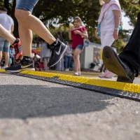 Černo-žlutý plastový kabelový most s transparentním víkem (2x30x35) DEFENDER MICRO 2 LUX - délka 100,5 cm, šířka 27,3 cm, výška 4,5 cm