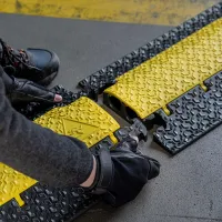 Černo-žlutý plastový kabelový most s transparentním víkem (2x30x35) DEFENDER MICRO 2 LUX - délka 100,5 cm, šířka 27,3 cm, výška 4,5 cm