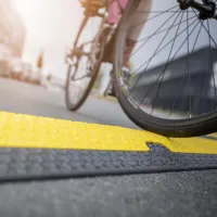 Černo-žlutý plastový kabelový most s transparentním víkem (2x30x35) DEFENDER MICRO 2 LUX - délka 100,5 cm, šířka 27,3 cm, výška 4,5 cm