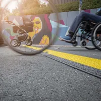 Černo-žlutý plastový kabelový most s transparentním víkem (2x30x35) DEFENDER MICRO 2 LUX - délka 100,5 cm, šířka 27,3 cm, výška 4,5 cm