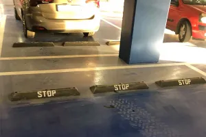 Černý plastový parkovací doraz FLOMA STOP - délka 90 cm, šířka 20 cm, výška 6,5 cm