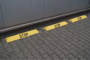 Žlutý plastový parkovací doraz FLOMA STOP - délka 90 cm, šířka 20 cm, výška 6,5 cm