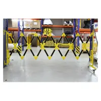 Černo-žlutá nástěnná mobilní bariéra - délka 400 cm, výška 105 cm