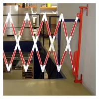 Černo-žlutá nástěnná mobilní bariéra - délka 400 cm, výška 105 cm
