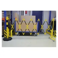 Černo-žlutá sloupková přenosná mobilní bariéra - délka 360 cm, výška 105 cm