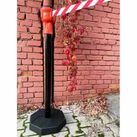 Černý sloupek - délka 900 cm, výška 116 cm