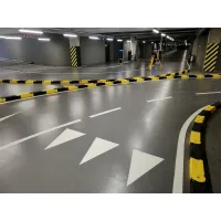 Červený plastový silniční obrubník - délka 58 cm, šířka 15,5 cm, výška 16 cm