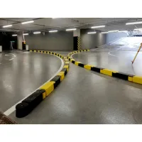 Červený plastový silniční obrubník - délka 58 cm, šířka 15,5 cm, výška 16 cm