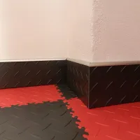 Černá plastová (PVC) zátěžová dlažba Fortelock Industry Hard (kůže) - délka 51 cm, šířka 51 cm, výška 0,7 cm