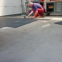 Šedá plastová (PVC) zátěžová dlažba Fortelock Industry Hard (diamant) - délka 51 cm, šířka 51 cm, výška 0,7 cm