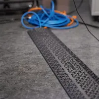 Černý plastový kabelový most (1x12x40) XPRESS - délka 101 cm, šířka 12,5 cm, výška 2 cm