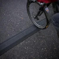 Černý plastový kabelový most (1x12x40) XPRESS - délka 101 cm, šířka 12,5 cm, výška 2 cm