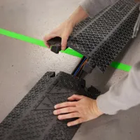 Černý plastový kabelový most (1x12x40) XPRESS - délka 101 cm, šířka 12,5 cm, výška 2 cm