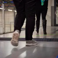 Černý plastový kabelový most (1x12x40) XPRESS - délka 101 cm, šířka 12,5 cm, výška 2 cm