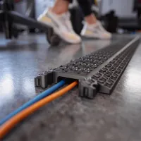 Černý plastový kabelový most (1x12x40) XPRESS - délka 101 cm, šířka 12,5 cm, výška 2 cm