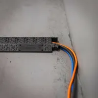 Černý plastový kabelový most (1x12x40) XPRESS - délka 101 cm, šířka 12,5 cm, výška 2 cm