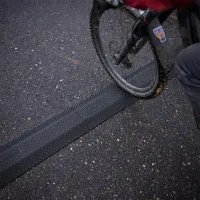 Černý plastový kabelový most (1x30x100) XPRESS - délka 101 cm, šířka 25 cm, výška 4 cm