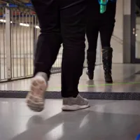 Černý plastový kabelový most (1x30x100) XPRESS - délka 101 cm, šířka 25 cm, výška 4 cm