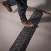 Černý plastový kabelový most (1x30x100) XPRESS - délka 101 cm, šířka 25 cm, výška 4 cm