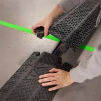 Černý plastový kabelový most (1x30x100) XPRESS - délka 101 cm, šířka 25 cm, výška 4 cm