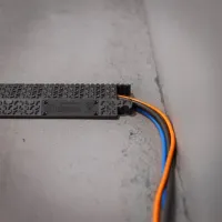 Černý plastový kabelový most (1x30x100) XPRESS - délka 101 cm, šířka 25 cm, výška 4 cm